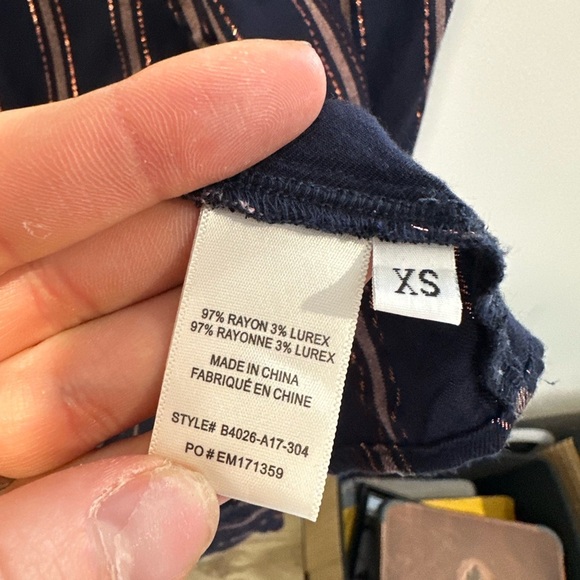 Bella Dahl Metallic Stripe Roll-Tab Tie-Front Shirt Navy
Blue/Rose Gold XS - Picture 6 of 8